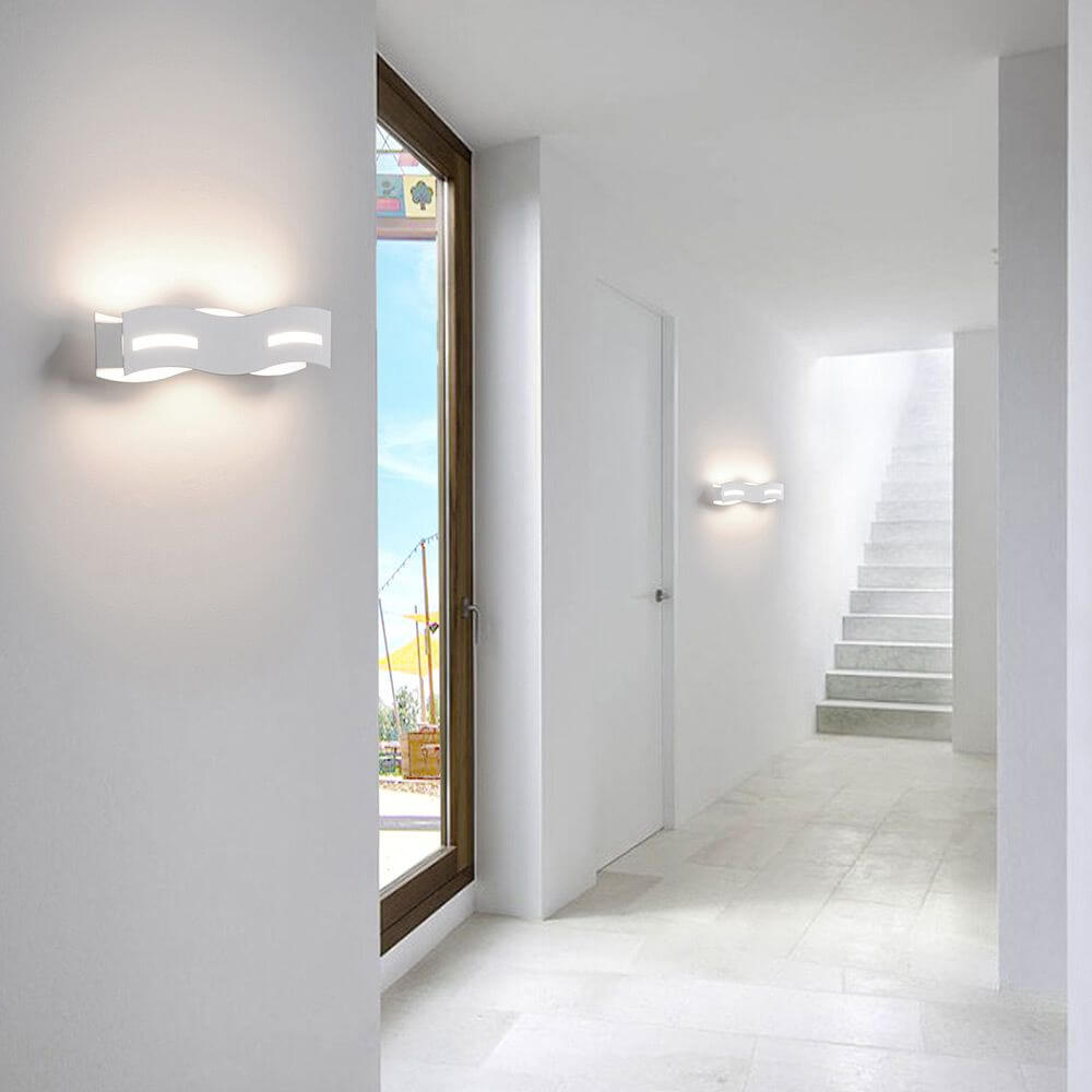 LED Wandleuchte Wave Weiß in modernem Flur mit hellem, warmweißem Licht und sanften Wellen.