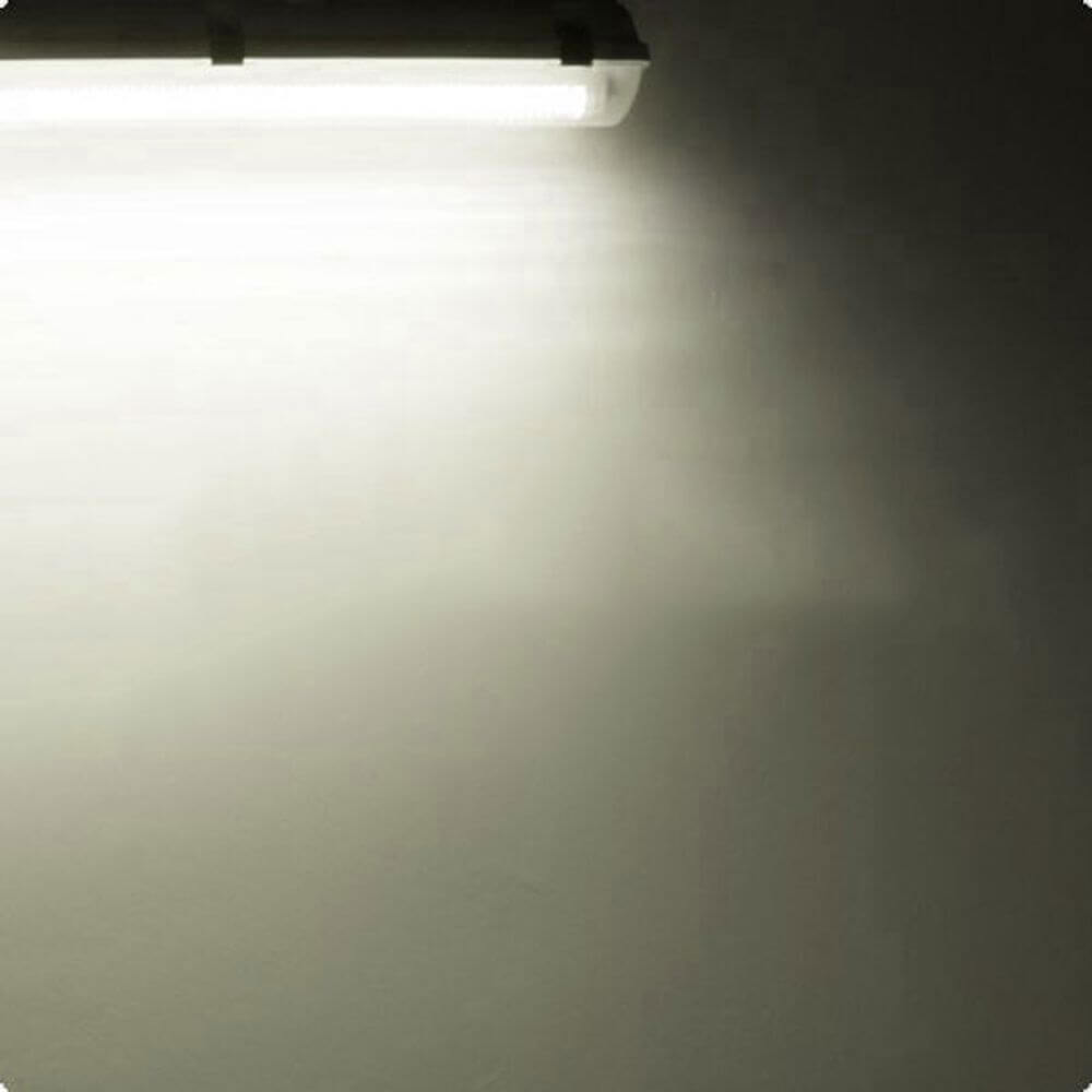 LED Wannenleuchte 33W Neutralweiß, schlagfestes Design, IP65, vielseitige Montagemöglichkeiten an Wand und Decke.