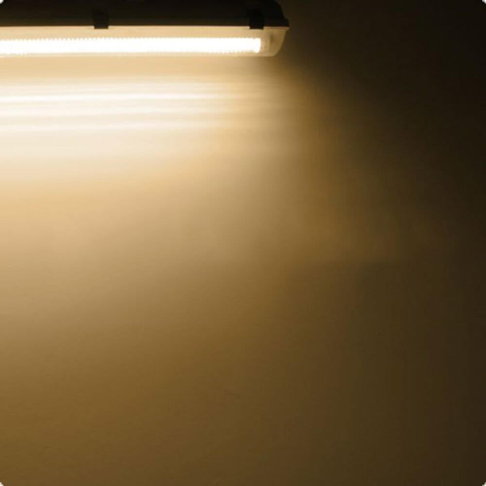 LED Wannenleuchte 33W warmweiß, schlagfest, IP66, perfekte Beleuchtung für verschiedene Anwendungen.