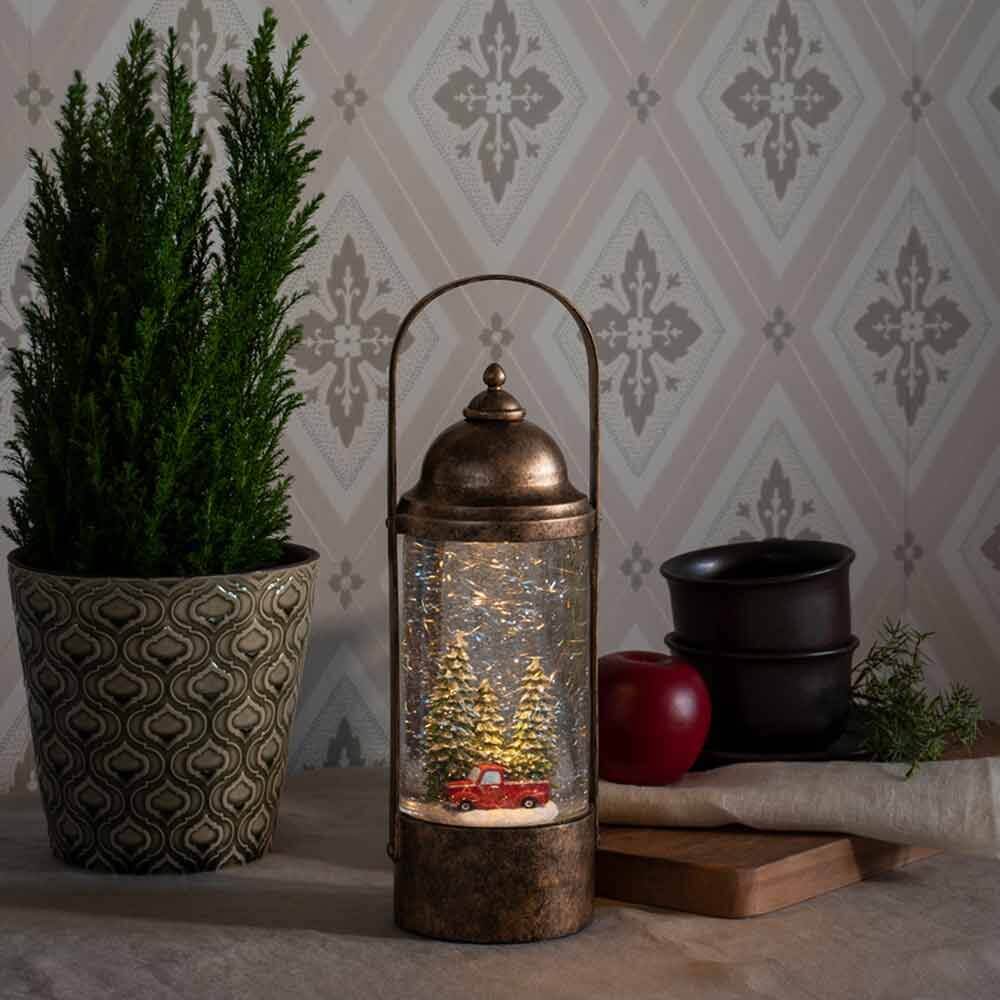LED Wasserlaterne mit Weihnachtsbäumen und Auto mit 5h Timer Gold in gemütlicher Umgebung.