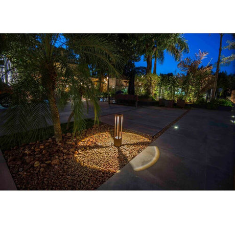 LED Wegelampe AGRA 10W 3000K 65cm IP54 beleuchtet einen Gartenweg bei Nacht.
