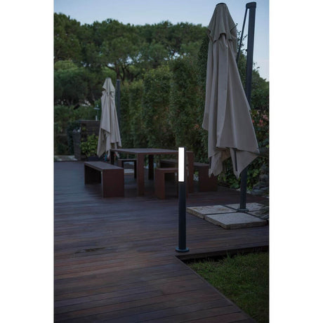 LED Lampe de chemin BERET-2 8W 4000K IP54 gris foncé sur une terrasse en bois à l'extérieur.