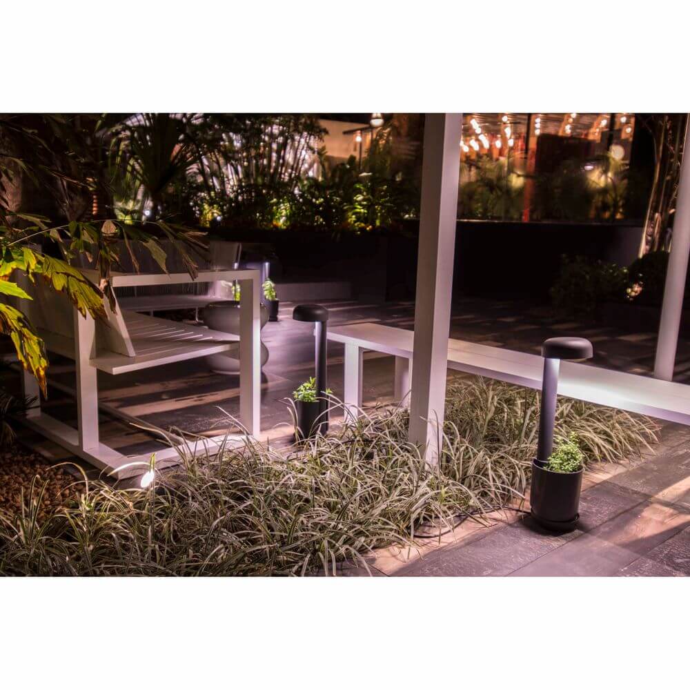 LED Wegelampe GROW 65cm 10W IP65 Dunkelgrau im Außenbereich mit stilvollen Pflanzen und Gartenmöbeln