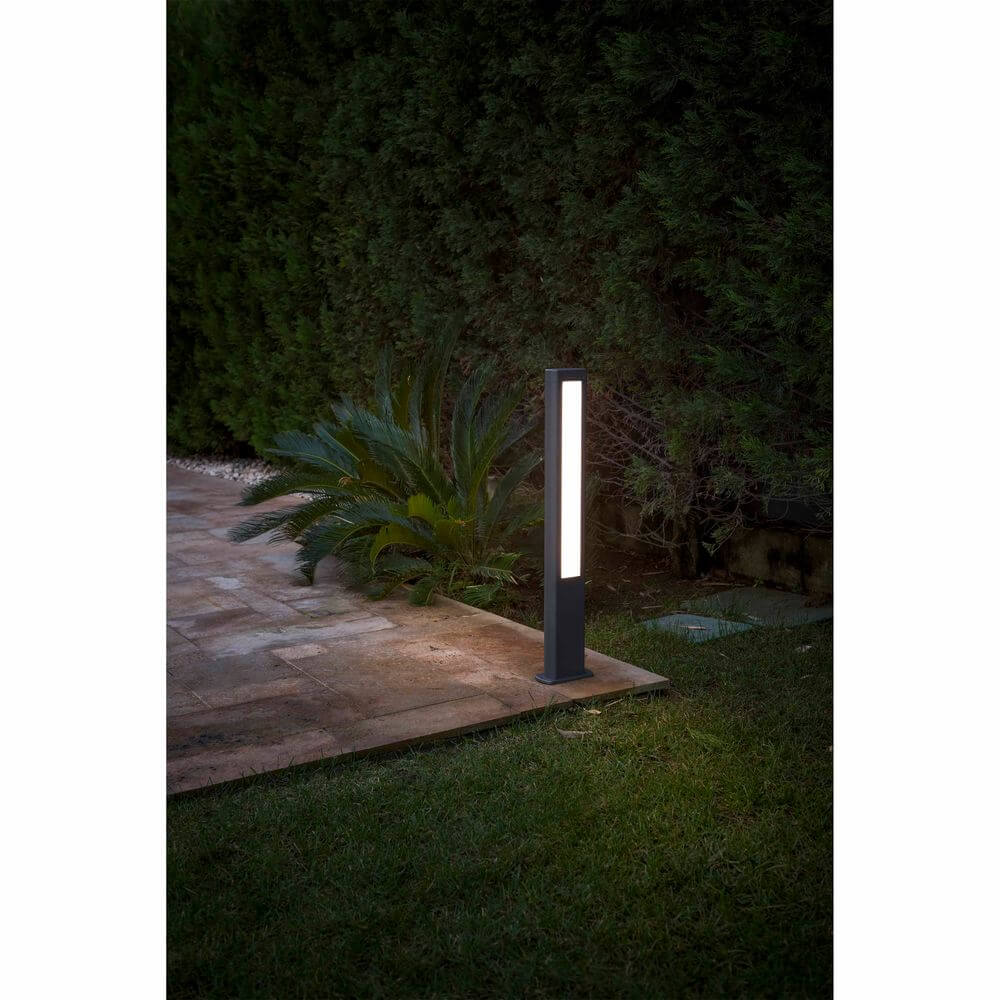 LED ganglampe NANDA 80 cm IP54 mørkegrå i hagen om natten, lyser mykt.