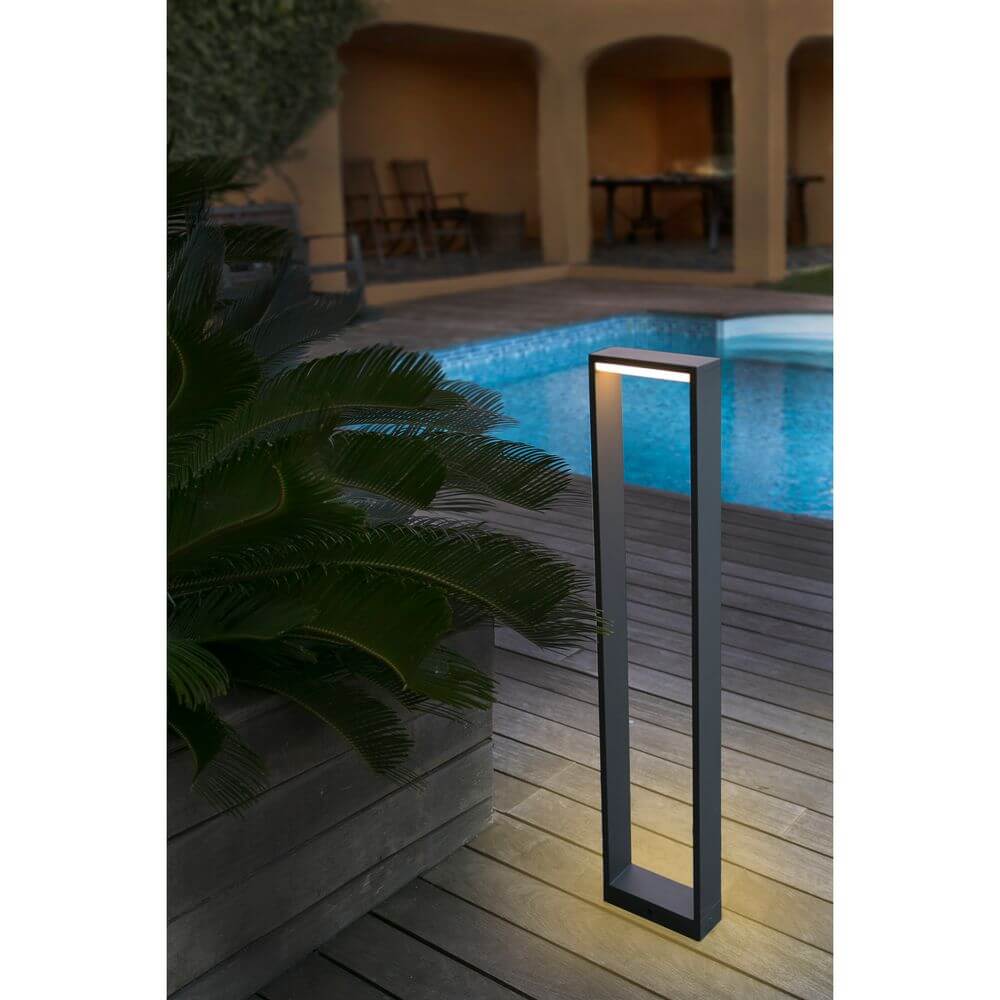 LED Wegeleuchte ALP6W 3000K 80cm IP54 Dunkelgrau im Garten neben Pool und Pflanzen.