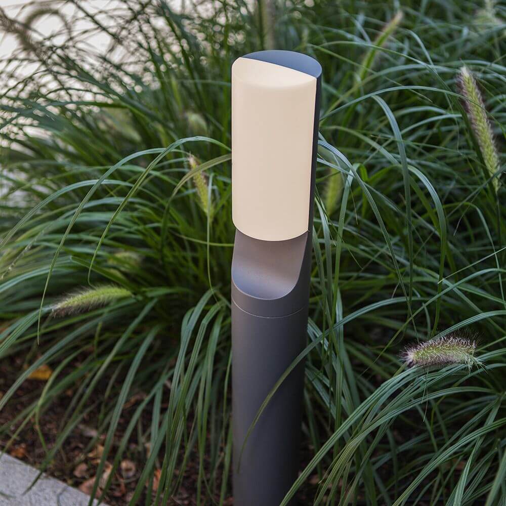 LED Wegeleuchte Bati IP44 65cm Anthrazit im Garten, modernes Design und hohe Effizienz.