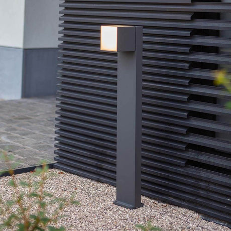 LED-Wegeleuchte Cuba mit drehbarem Kopf im modernen Garten, elegantes Design und flexible Beleuchtung.