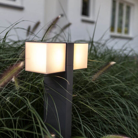 LED Wegeleuchte Cuba mit drehbaren Köpfen IP44 75cm Anthrazit in der Landschaft mit Gräsern.