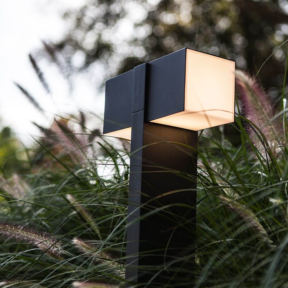 LED Wegeleuchte Cuba mit drehbaren Köpfen IP44 75cm Anthrazit in der Natur zwischen Gras.