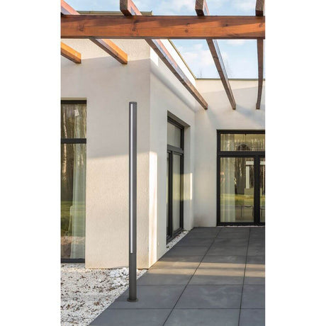 LED Borne lumineuse GROP-3 200 cm IP54 gris foncé sur une place moderne en extérieur.
