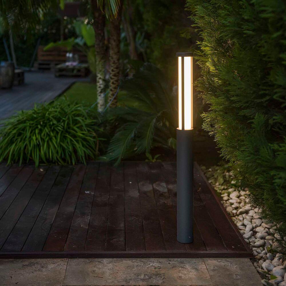 LED Wegeleuchte LOGAR-1 IP54 Dunkelgrau 65cm auf Holzterrasse im Garten