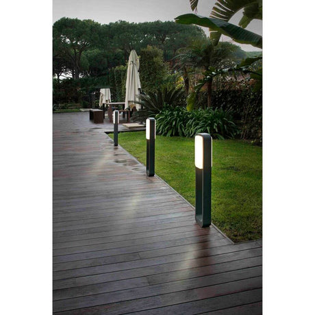 LED Luminaire de chemin STICKER IP65 gris foncé sur un chemin dans le jardin au crépuscule
