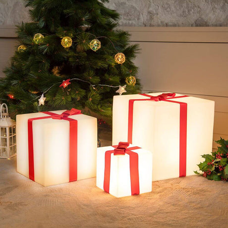 LED Kerstkubus Gifty accu + solar IP65 in verschillende maten onder de kerstboom.