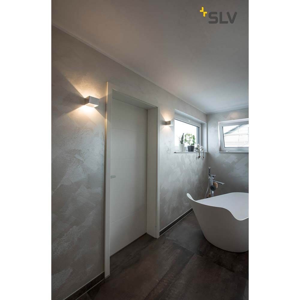 Moderne LED Wandleuchte LOGS IN im Badezimmer, warmweißes Licht dimmbar, blendfrei, elegante Lichtgestaltung.