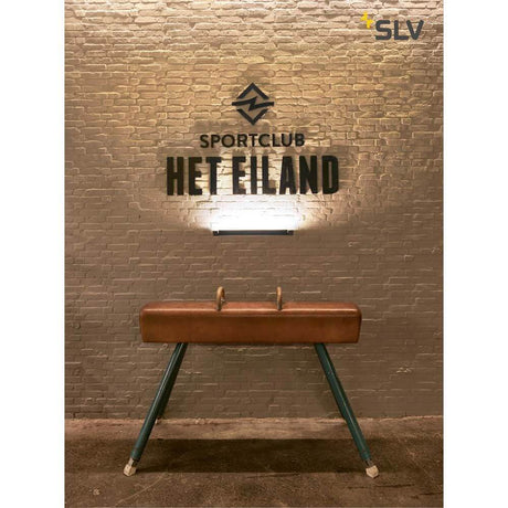 Lang grill LED Væg- og loftlampe sort 3000K over en gymnastikhest i HETEIILAND sportsklub.