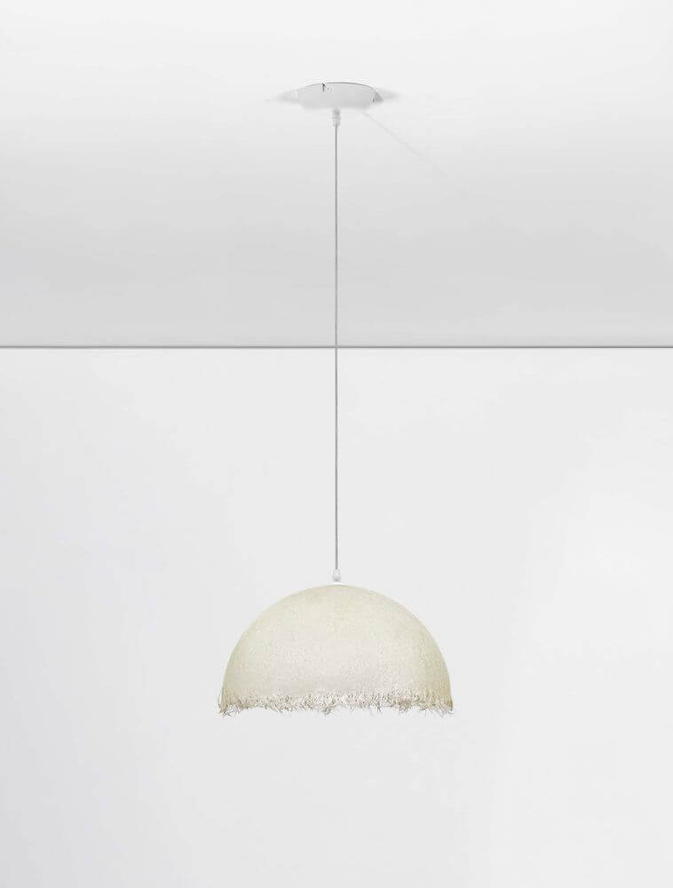 Lalu Pendelleuchte Ø 40cm im modernen Design mit hellen Akzenten und fransiger Unterkante.