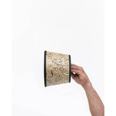 Lampenschirm aus Heu Ø 20cm in der Hand, stilvolles Design mit natürliche Heu-Oberfläche.