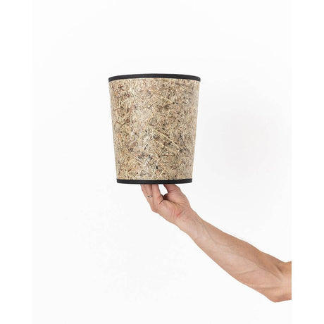 Lampenschirm aus Heu Ø 22cm in der Hand gehalten, konisch geformt, ideal für Steh- und Hängelampe.