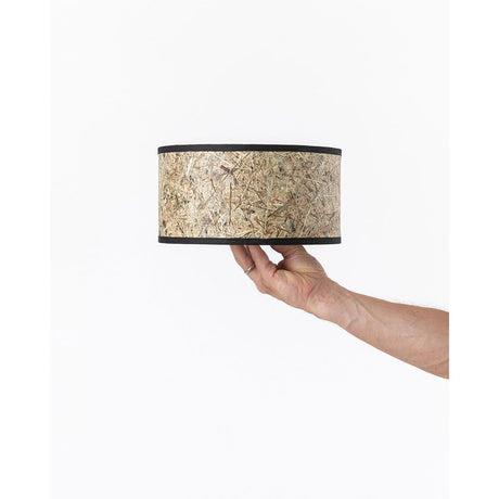 Lampenschirm aus Heu Ø 24cm in der Hand mit naturbelassenem Design und schwarzem Baumwollband.
