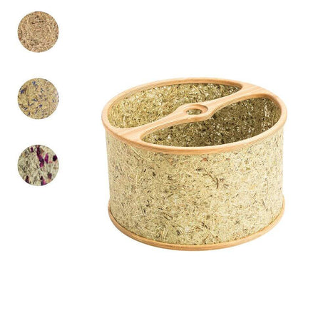 Abat-jour en foin et bois de forme ronde en bois de chêne, présente un charme naturel.