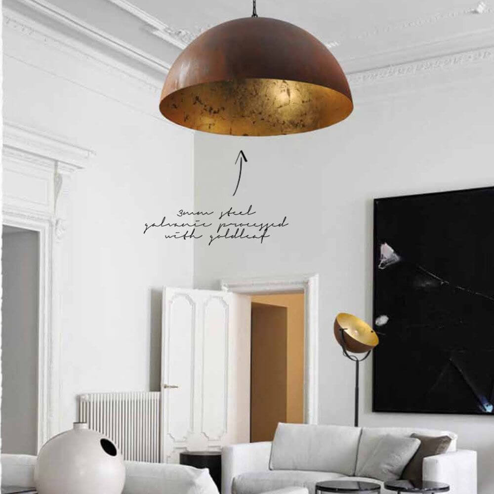 Larino Pendelleuchte mit rustikaler Kette Ø100cm Rost-Blattgold in stilvollem Raum, beleuchtet einen modernen Wohnbereich.