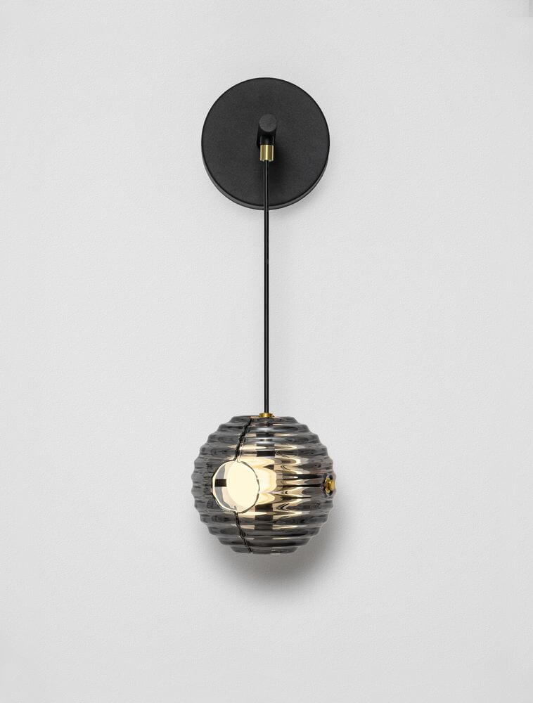 Alt Tag: Las LED Wandleuchte 3000K Schwarz, Gold – moderne Metall- und getöntes Glas-Wandleuchte 52cm Höhe, schwarz mit goldenen Akzenten
