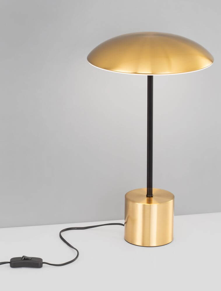Lash LED Tischleuchte 3000K in elegantem Gold mit schlanker Silhouette und modernem Design.