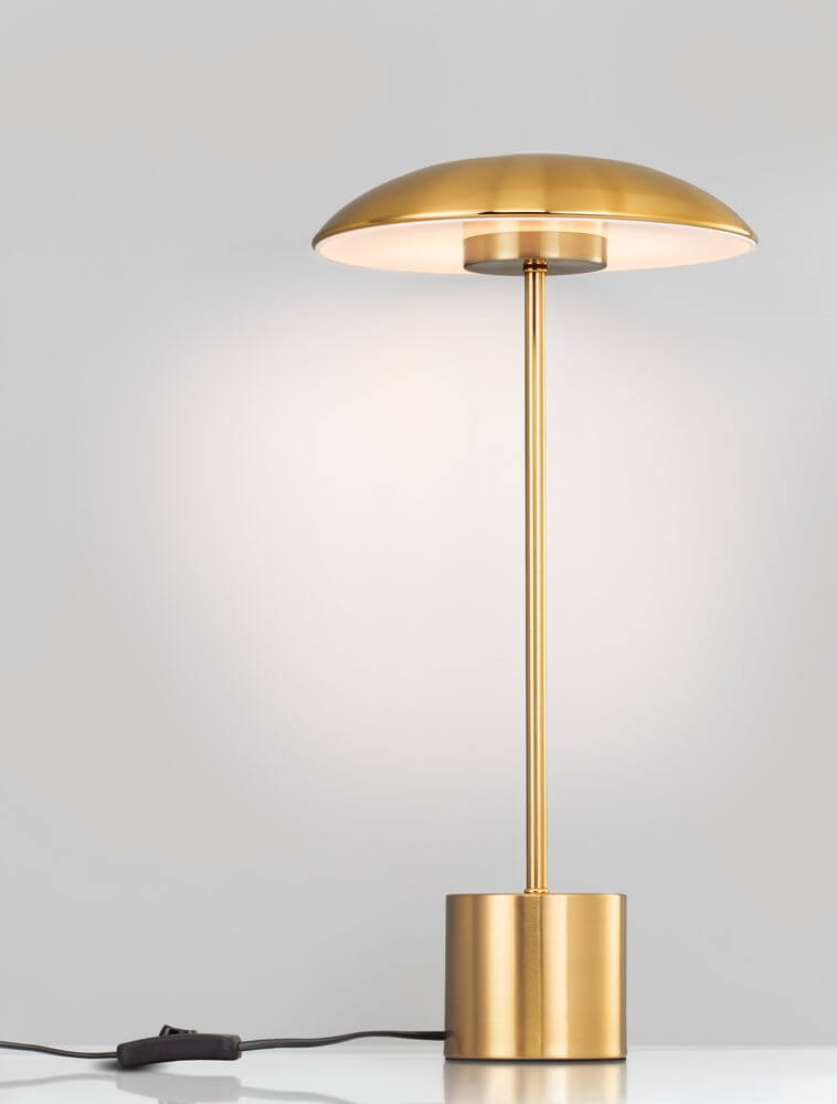 Lash LED Tischleuchte 3000K mit elegantem Goldton und schlanker Silhouette aus hochwertigem Acryl und Aluminium.