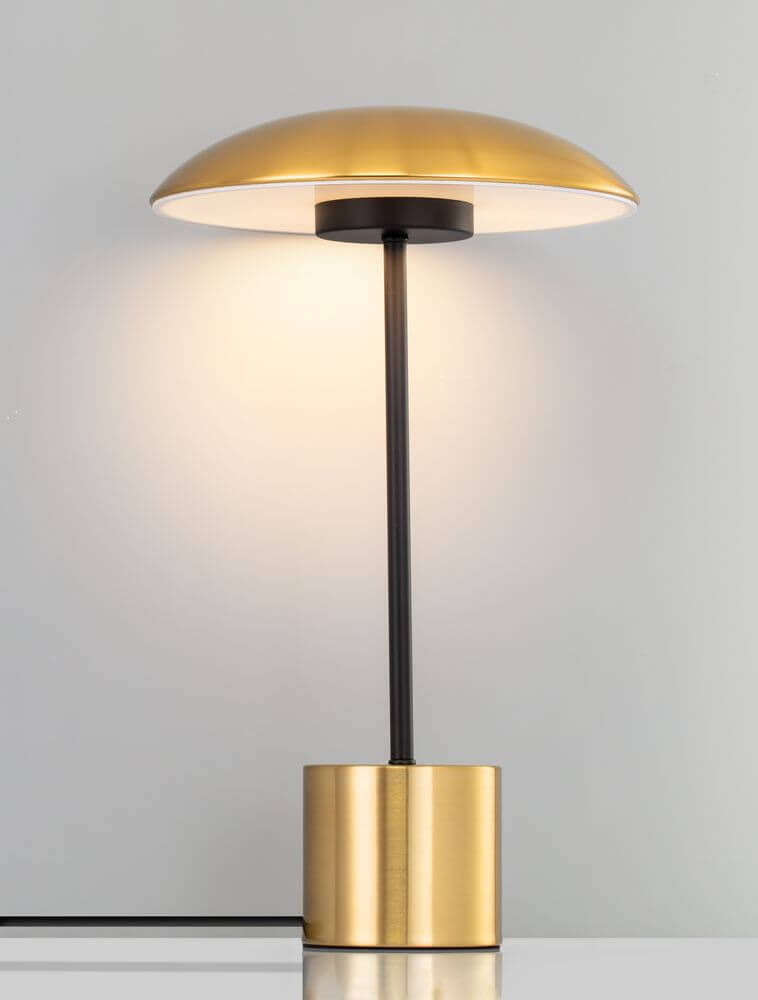 Lash LED Tischleuchte 3000K im eleganten Goldton mit schlanker Silhouette und hochwertigem Design.