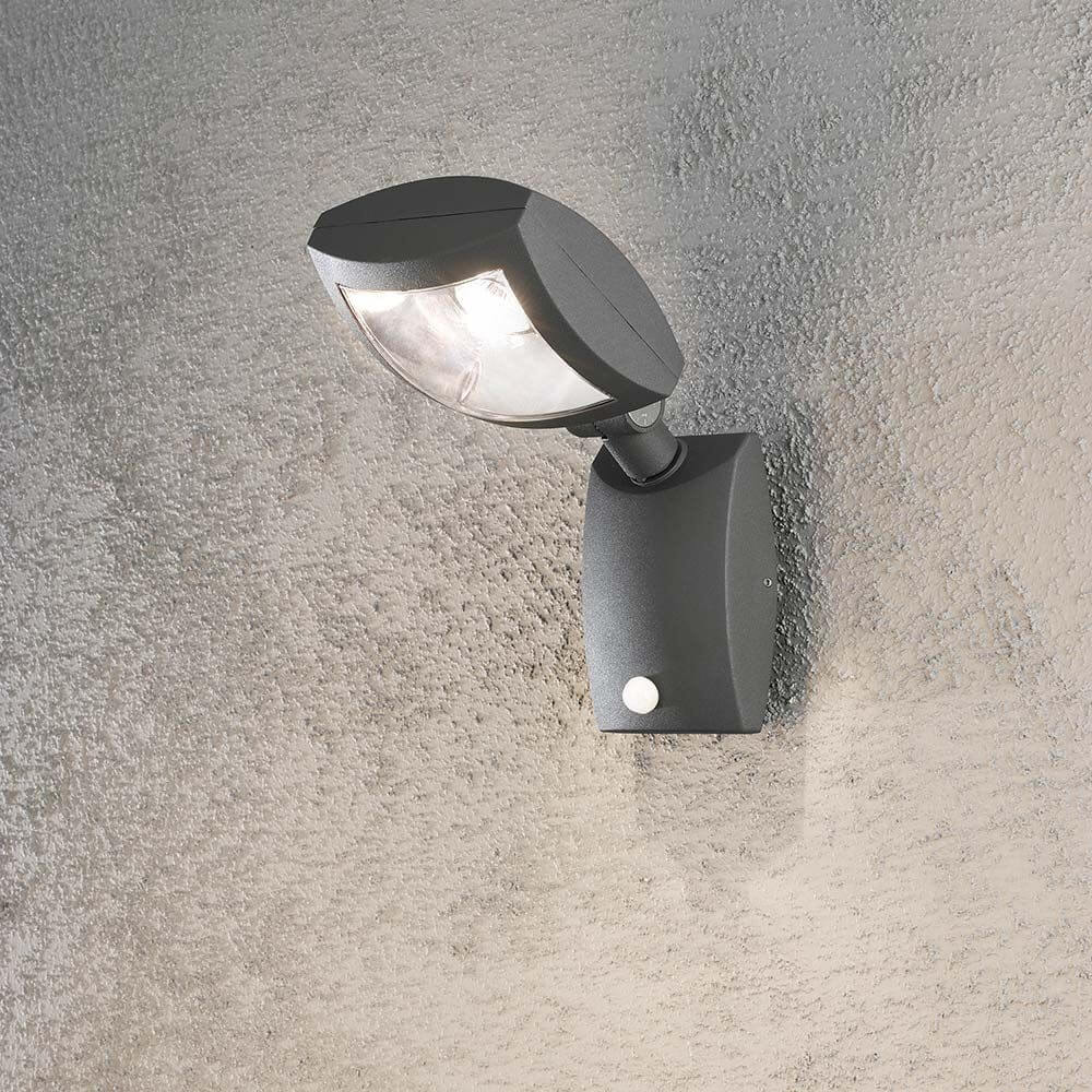 Latina LED Sensor Außen-Wandlampe Anthrazit an einer Wand montiert, stilvolles Design, ideal für außen.