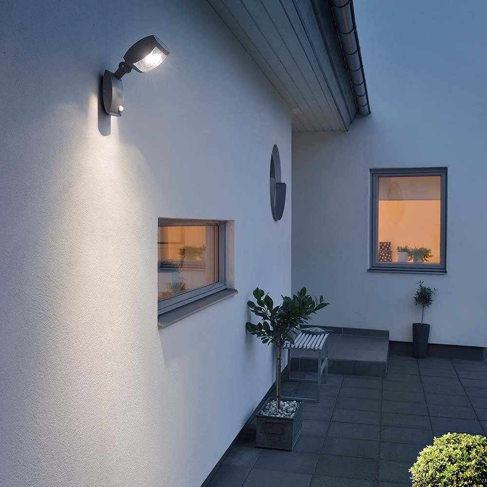 Latina LED Sensor Außen-Wandlampe Anthrazit an einer Wand im Dunkeln, Außenbeleuchtung für moderne Gebäude.