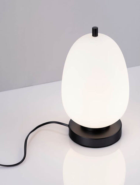Lato Tischleuchte E14 Ø 15,8cm in elegantem Design mit schwarzem Metall und opalem Glas.