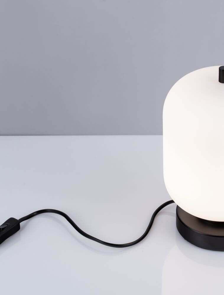 Schwarze Tischleuchte Lato E14 mit runder, milchiger Glaskuppel und Kabelanschluss, modernes Design.