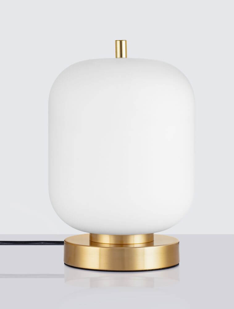 Moderne Tischleuchte Lato mit weißem Lampenschirm und goldener Basis, ideal für elegante Raumdekoration.