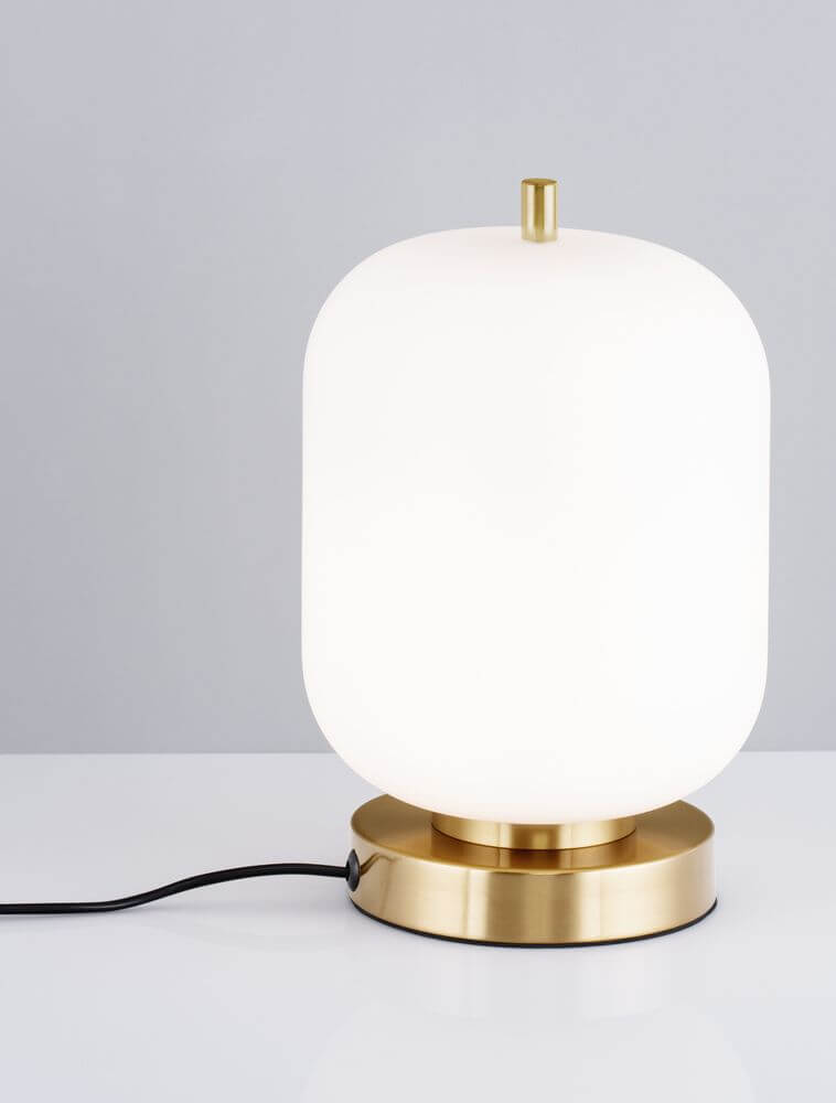 Moderne Tischleuchte Lato von Nova Luce mit goldener Basis und opalem Glas, ideal für gemütliche Raumatmosphäre.