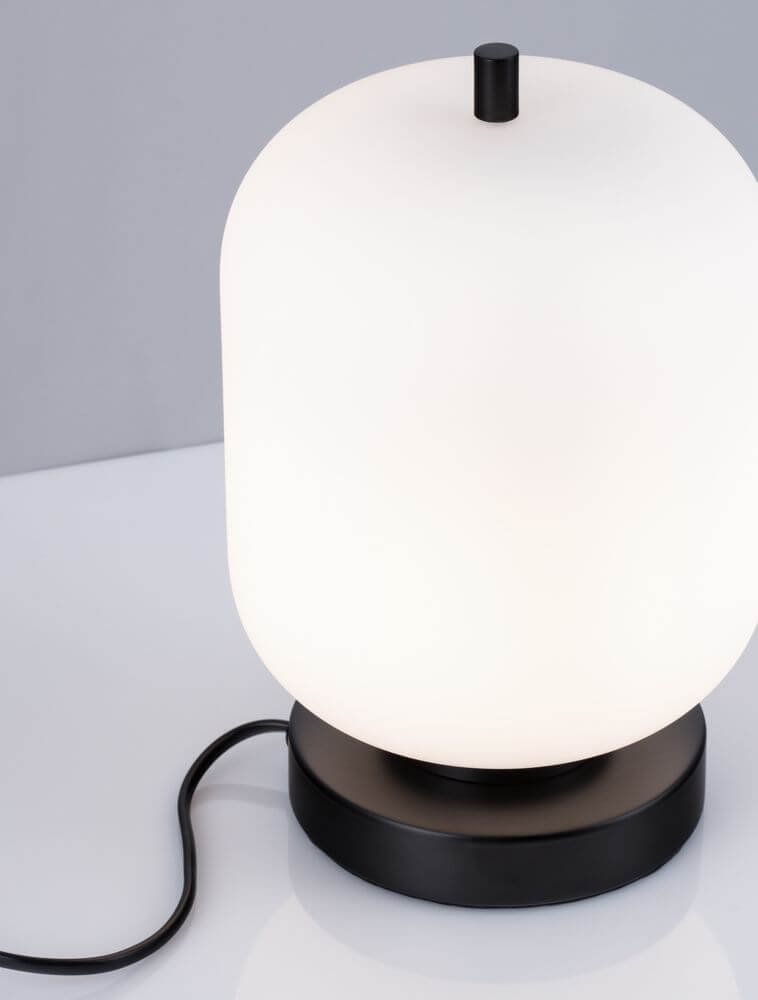 Moderne Lato Tischleuchte E14 mit schwarzem Standfuß und milchigem Lampenschirm für elegantes Raumlicht.