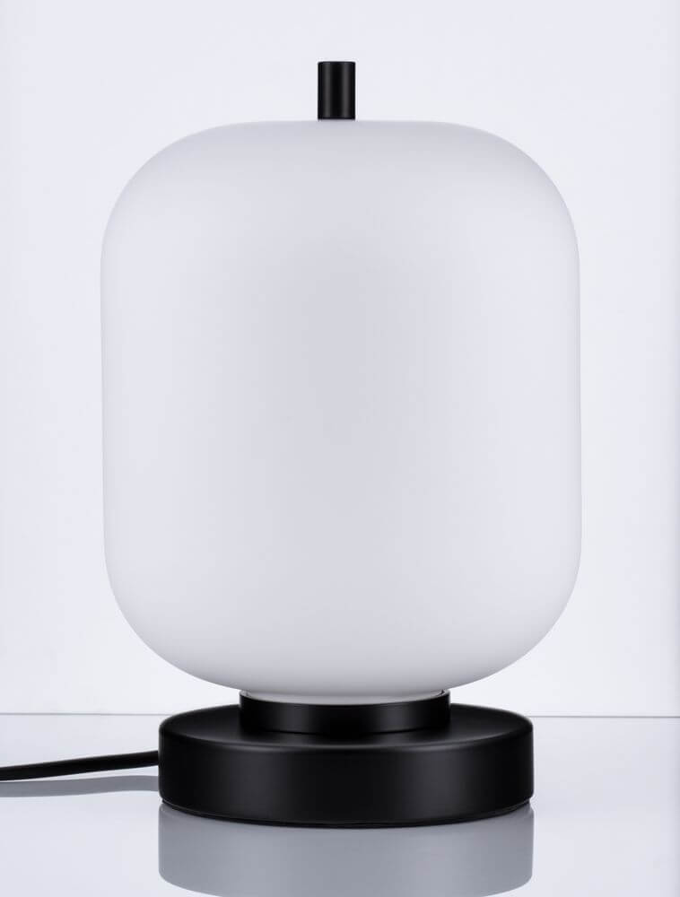 Moderne Lato Tischleuchte E14 in Schwarz und opalweißem Glas mit dezenter, eleganter Ausstrahlung.