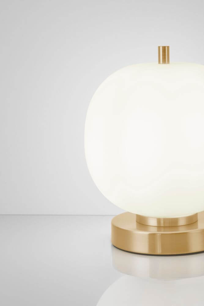 Lato Tischleuchte E14 Ø 18,5cm mit opalglas und goldfarbener Basis für modernes Wohndesign