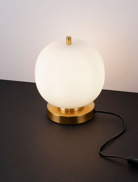 Lato Tischleuchte E14 Ø 18,5cm mit opaler Glaskugel und edlem Metallfuß auf schwarzem Untergrund.