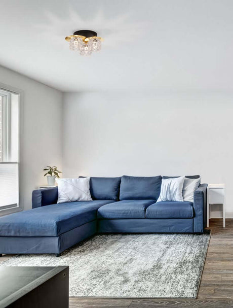 Lawan Deckenleuchte 3-flammig Ø 36cm in modernem Wohnzimmer mit blauem Sofa und stilvollem Teppich.