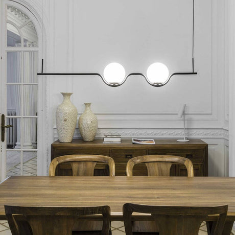 Le Vita LED Hängelampe 2700K Schwarz über einem Holztisch in eleganter Inneneinrichtung.