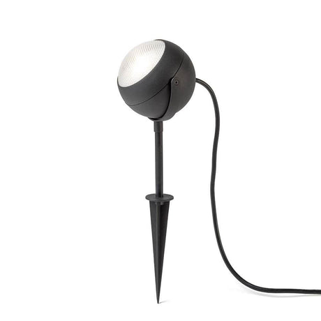 Lecce LED jordspydlampe, svingbar, svart, fasettert akrylglass installert på en plen.