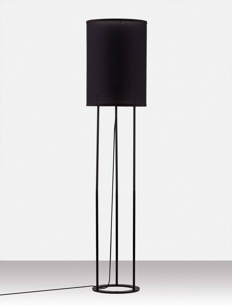 Leith Stehlampe Schwarz mit minimalistischer Form und zylinderförmigem Lampenschirm, ideal für moderne Wohnräume.