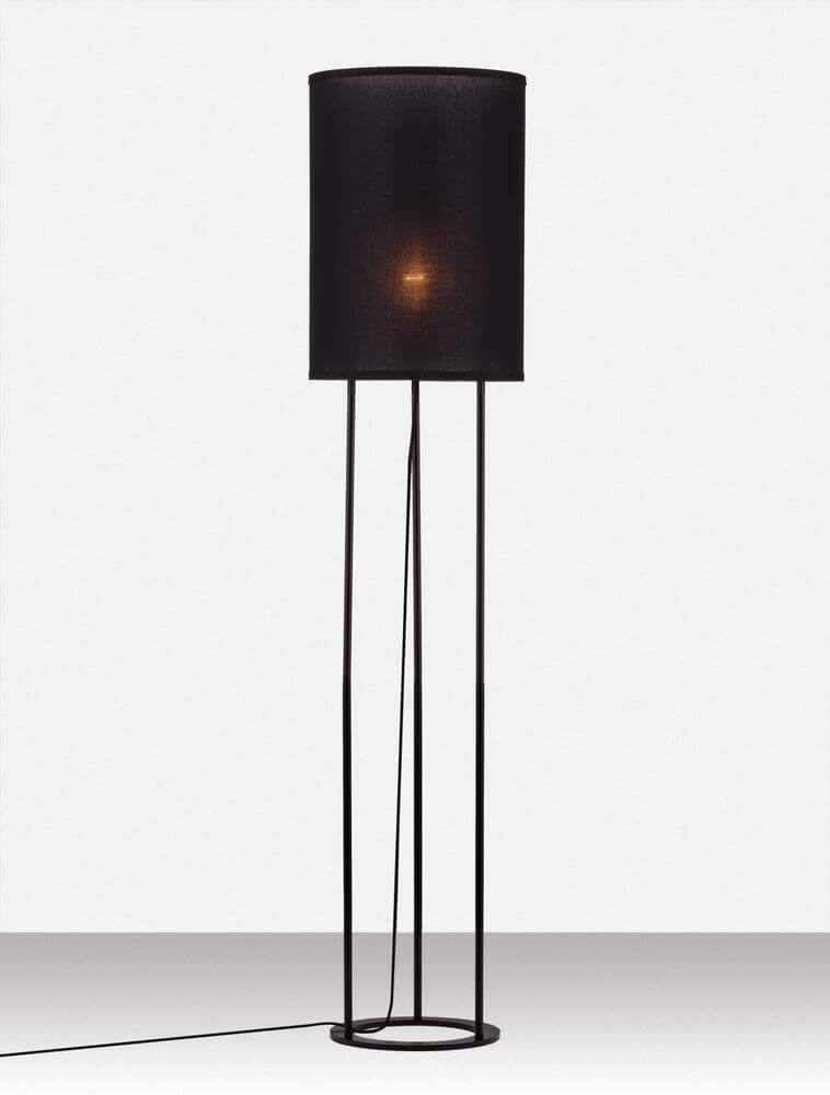 Leith Stehlampe Schwarz mit minimalistischem Design und zylinderförmigem Lampenschirm für moderne Wohnräume.