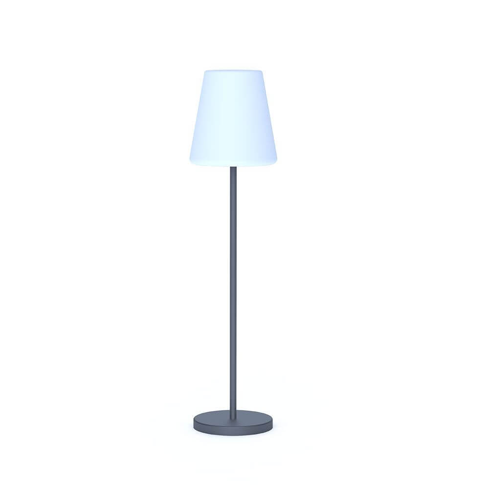 LED Akku-Stehleuchte Lola Mini in elegantem Design mit weißem Lampenschirm und schlankem Standfuß.