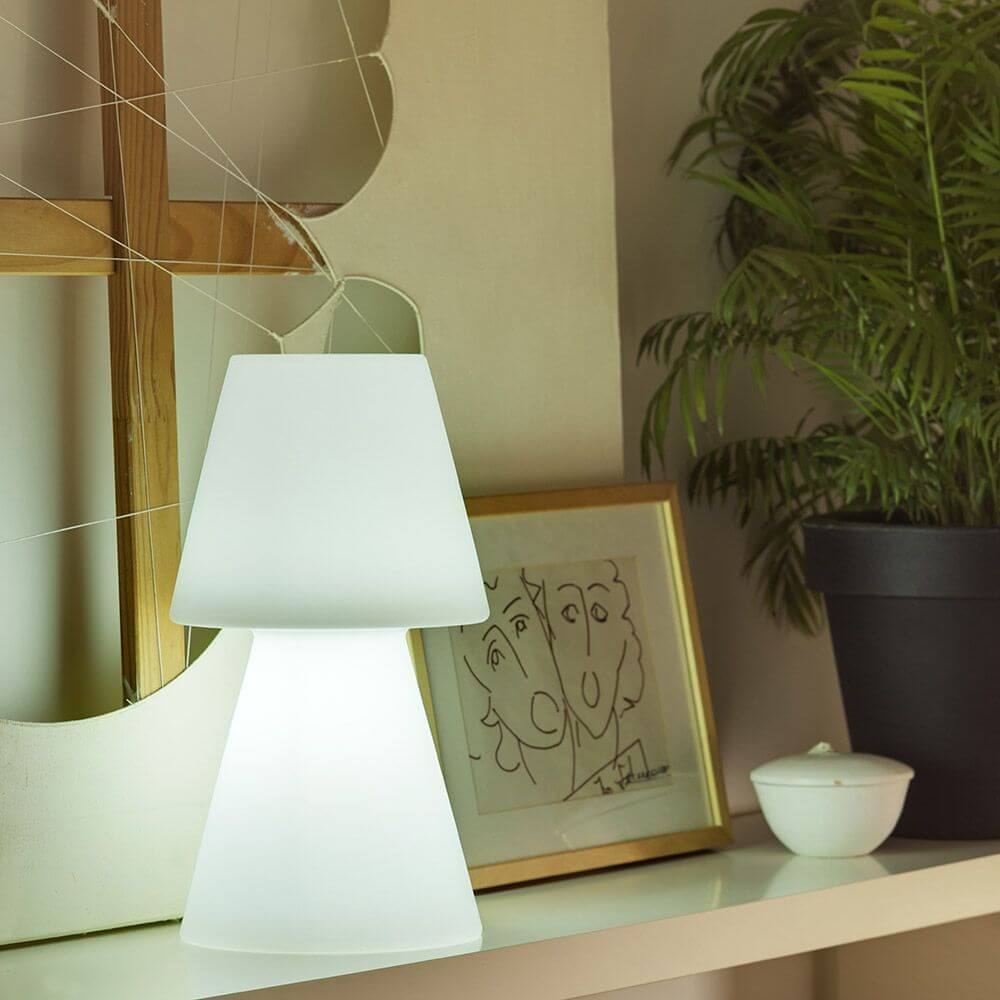 LED-Akku-Tischleuchte Lola Large mit Fernbedienung in modernem Design auf einem Tisch.