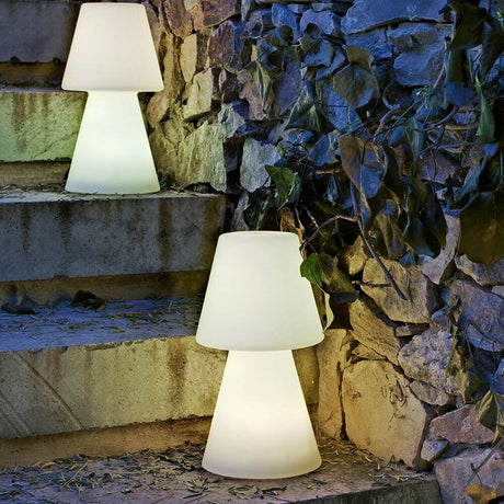 LED-akku-pöytävalaisin Lola Medium kaukosäätimellä puutarhan portailla yöllä.