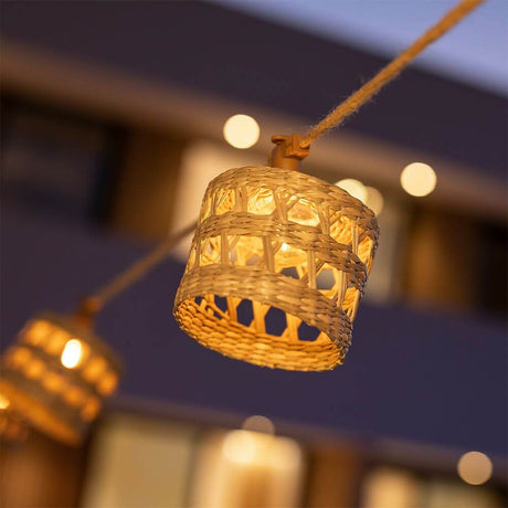 Guirlande lumineuse solaire en jute Alba Boho LED 8 m en forme de lanterne au design décoratif et rustique au crépuscule.