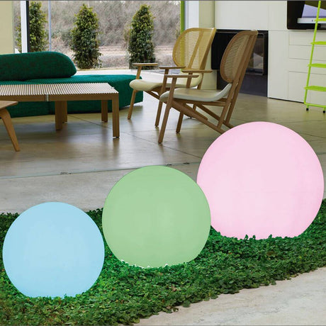 Boule lumineuse d’extérieur Buly Ø 40 cm en différentes couleurs, à l’intérieur sur la pelouse.