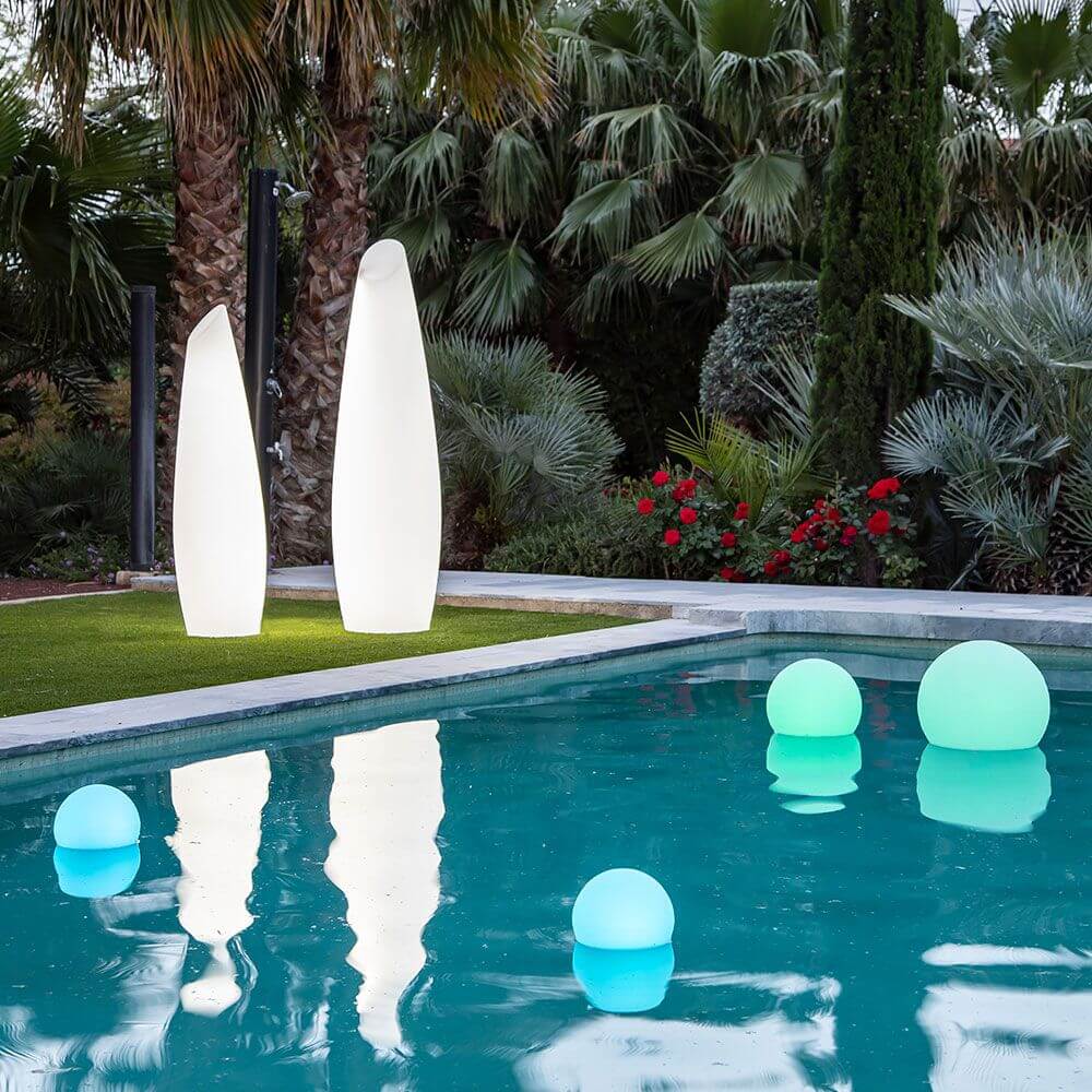 Außen-Kugelleuchte Buly Ø 40cm strahlt angenehmes Licht im Garten und am Pool aus, sichere und langlebige Polyethylen-Qualität.